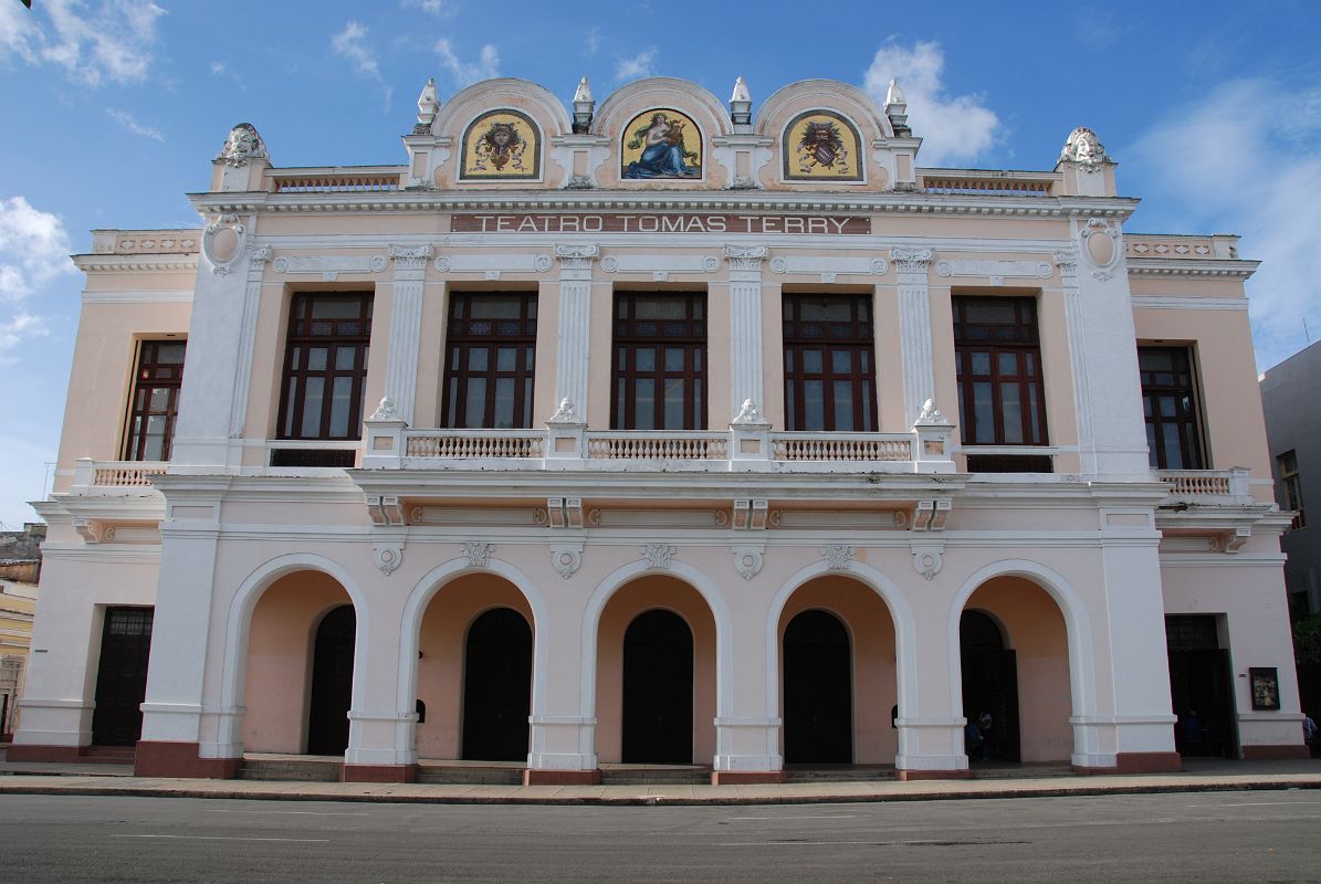 37 Cuba - Cienfuegos - Parque Jose Marti - Teatro Tomas Terry